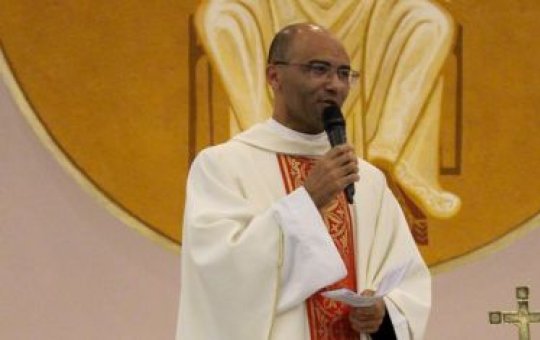 Padre rejeita excomunhão do Vaticano e afirma que continuará celebrando missas