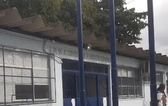 Criminosos invadem escola em Salvador e furtam computadores, tablets e notebooks