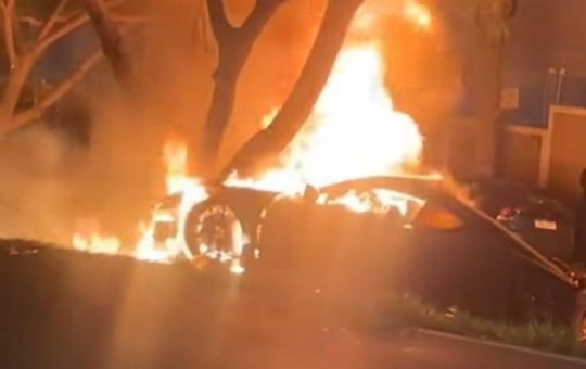 Porsche colide contra árvore, pega fogo e deixa dois mortos no interior de São Paulo
