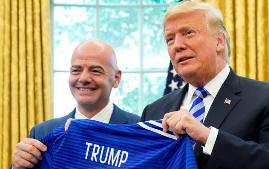 Gianni Infantino é denunciado ao COI por supostamente violar política de neutralidade na Copa