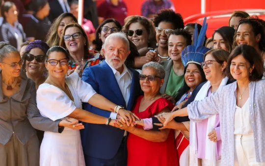 Lula amplia vantagem entre mulheres e nordestinos, aponta pesquisa PoderData/Aya