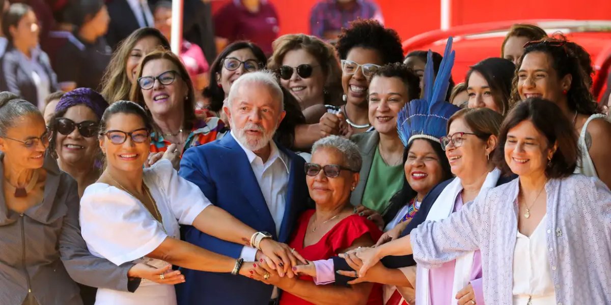 Lula amplia vantagem entre mulheres e nordestinos, aponta pesquisa PoderData/Aya