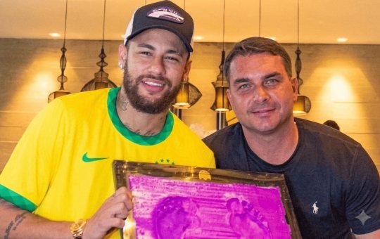 Flávio Bolsonaro pede que Neymar se inspire em Messi para a disputa de mais uma Copa do Mundo: 'Ele vai destruir'