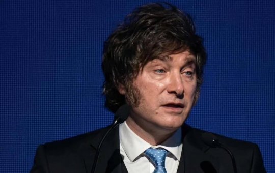 Milei defende jogadores argentinos que estenderam faixa sobre as Malvinas: 'Válido e lícito'