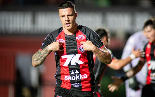 Em jogo truncado na volta do Brasileirão, Vitória vence por 1x0 e assume a décima colocação