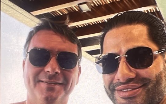 Flávio Bolsonaro nega foto com sicário e diz ser montagem feita por inteligência artificial