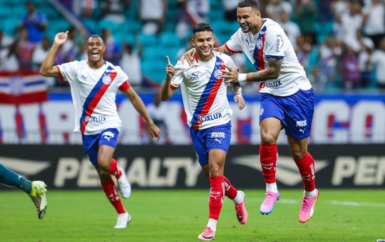 Jogadores do Bahia comemorando primeiro gol de Rodrigo Nestor (meio)