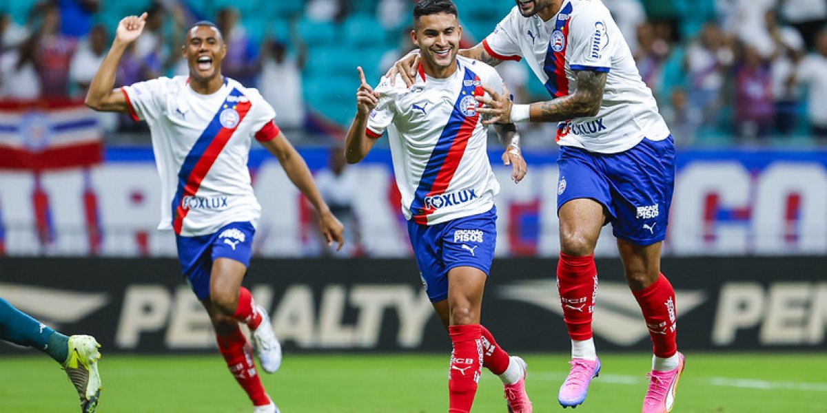 Jogadores do Bahia comemorando primeiro gol de Rodrigo Nestor (meio)