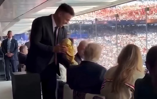 Ronaldo Fenômeno mostra taça da Copa do Mundo para Donald Trump tocar durante final do torneio