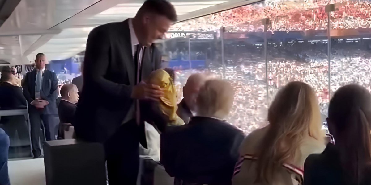 Ronaldo Fenômeno mostra taça da Copa do Mundo para Donald Trump tocar durante final do torneio