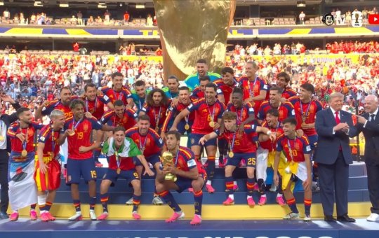 Jogadores da Espanha tentam tirar Donald Trump de comemoração do título da Copa do Mundo