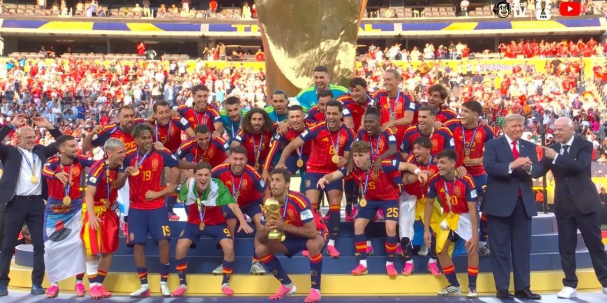 Jogadores da Espanha tentam tirar Donald Trump de comemoração do título da Copa do Mundo