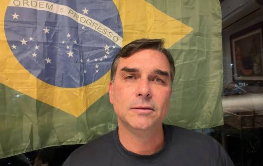 "Vamos libertar as famílias brasileiras", diz Flávio Bolsonaro após conversa com motorista sobre violência