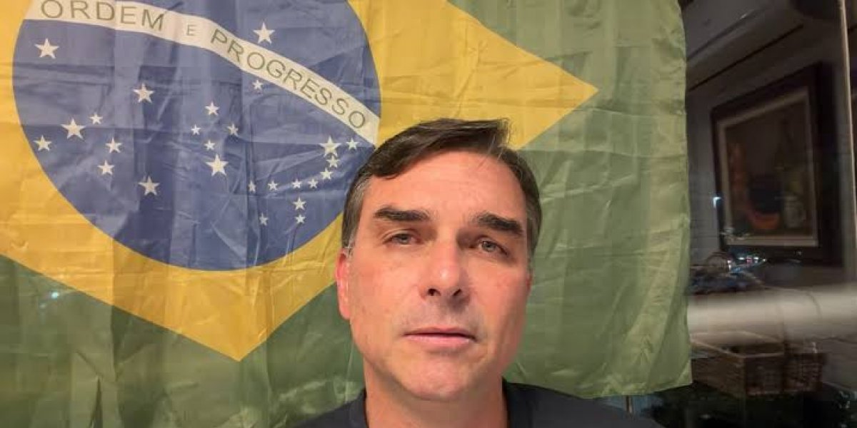 "Vamos libertar as famílias brasileiras", diz Flávio Bolsonaro após conversa com motorista sobre violência