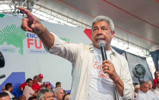 Jerônimo Rodrigues critica Trump e culpa Flávio Bolsonaro pelas tarifas contra o Brasil