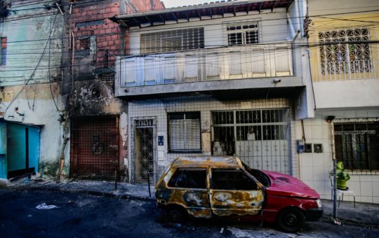 Incêndio destrói dois carros e atinge fachada de casa na Fazenda Grande do Retiro, em Salvador