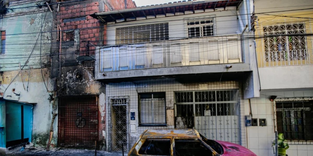 Incêndio destrói dois carros e atinge fachada de casa na Fazenda Grande do Retiro, em Salvador