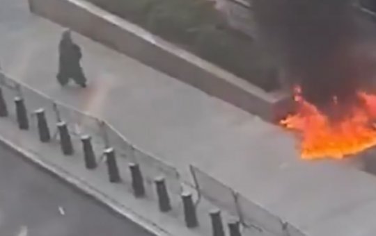 Suspeito é detido após explosão em frente a prédio do ICE, em Nova York
