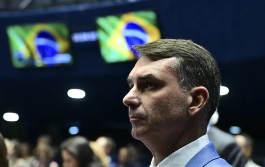 Flávio Bolsonaro rejeita escola da PF e afirma temer infiltração na campanha presidencial