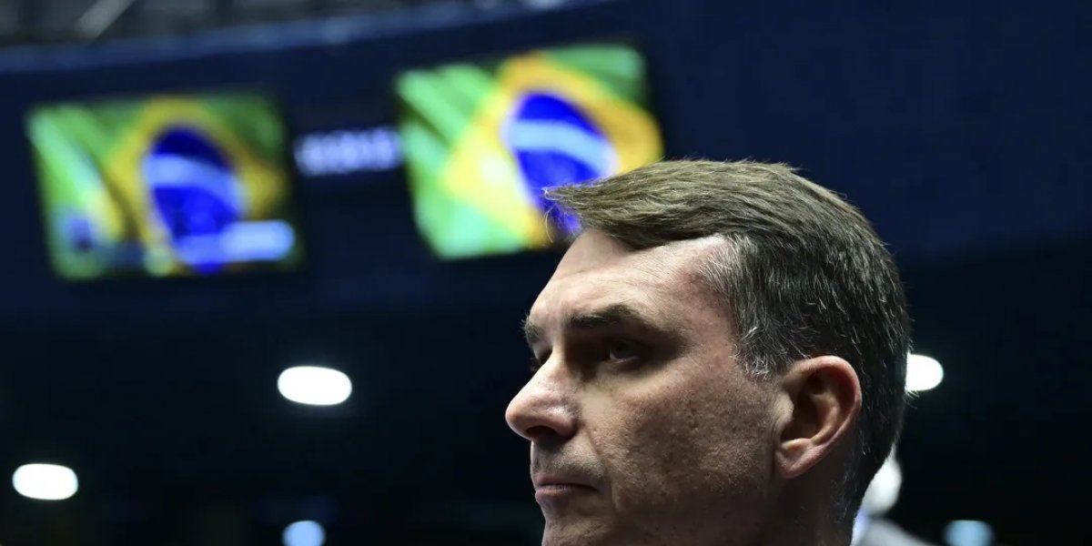Flávio Bolsonaro rejeita escolta da PF e afirma temer infiltração na campanha presidencial