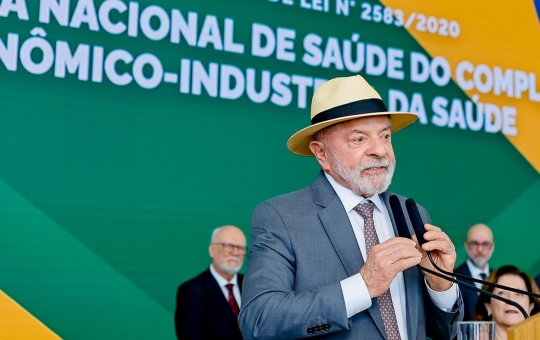 Lula afirma que antigamente "traidor era enforcado" e crítica opositores que viajam para os EUA