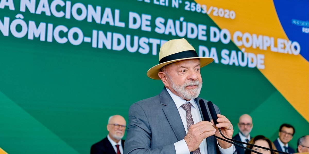 Lula afirma que antigamente "traidor era enforcado" e crítica opositores que viajam para os EUA