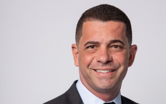 Presidente da Câmara de Vitória é flagrado xingando com microfone ligado após sessão