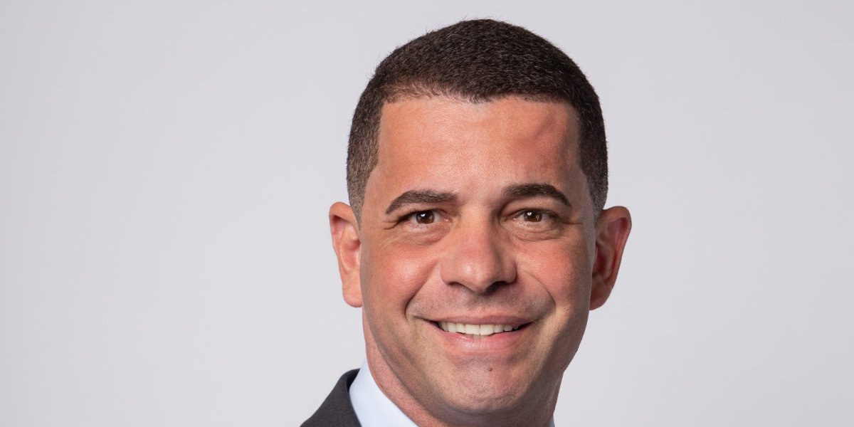 Presidente da Câmara de Vitória é flagrado xingando com microfone ligado após sessão