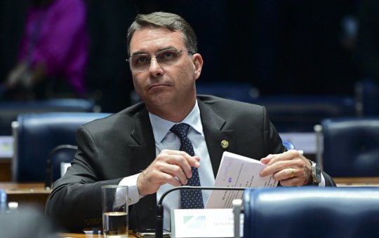 Escritório de Flávio Bolsonaro emitiu notas no total de R$ 1,5 milhão para empresas citadas no caso master