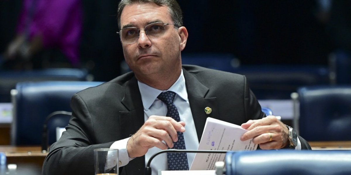 Escritório de Flávio Bolsonaro emitiu notas de R$ 1,5 milhão para empresas citadas no caso master