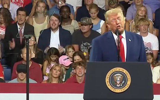 Jovem viraliza ao imitar Donald Trump durante comício nos Estados Unidos