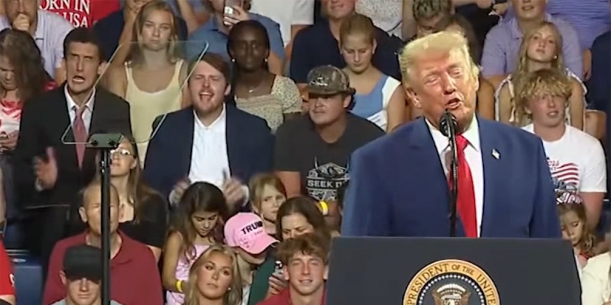 Jovem viraliza ao imitar Donald Trump durante comício nos Estados Unidos