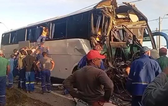 Ônibus que transportava trabalhadores sofre acidente no Polo de Camaçari