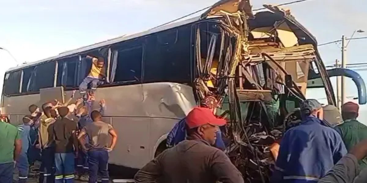 Ônibus que transportava trabalhadores sofre acidente no Polo de Camaçari