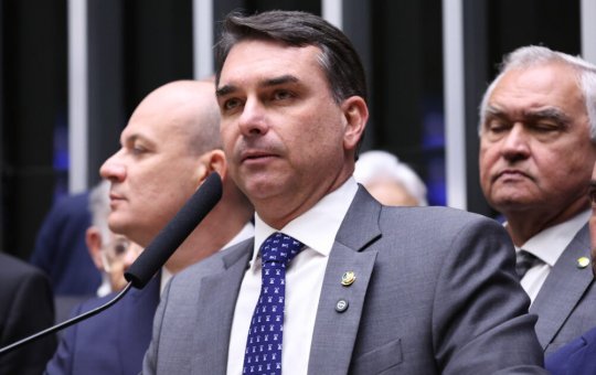 Flávio Bolsonaro defende pena mínima de oito anos para furto e roubo de celulares