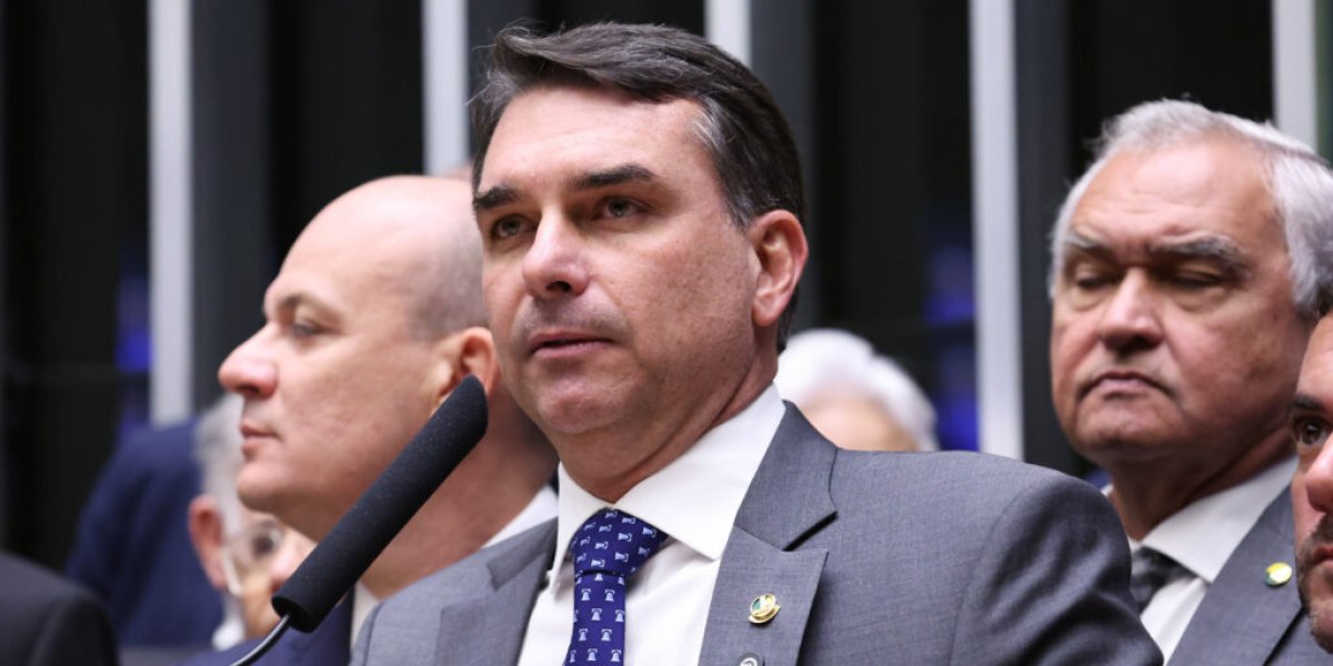 Flávio Bolsonaro defende pena mínima de oito anos para furto e roubo de celulares