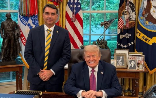 Pesquisa aponta que 52% dos brasileiros veem tarifaço de Trump como apoio a Flávio Bolsonaro