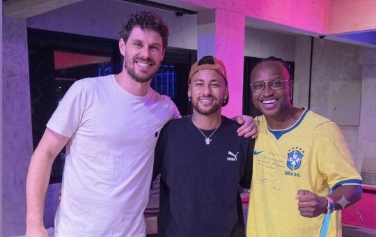 Neymar curte aniversário de Bruninho e canta ao lado de Thiaguinho em São Paulo