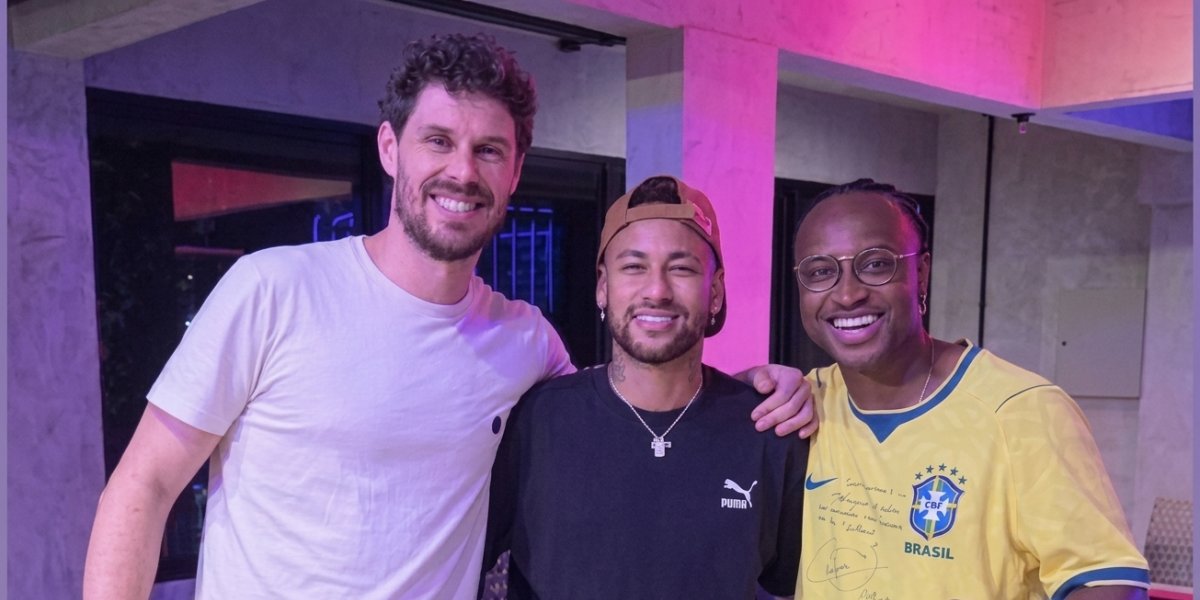 Neymar curte aniversário de Bruninho e canta ao lado de Thiaguinho em São Paulo