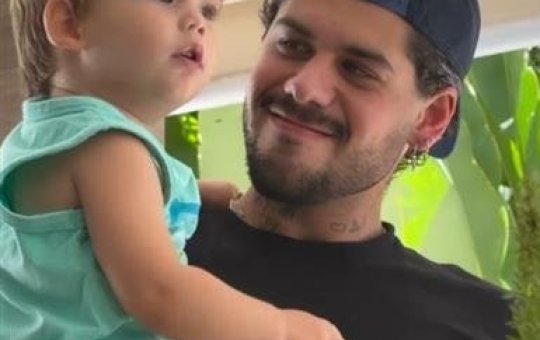Zé Felipe é criticado após vídeo incentivando Zé Leonardo a repetir palavra polêmica