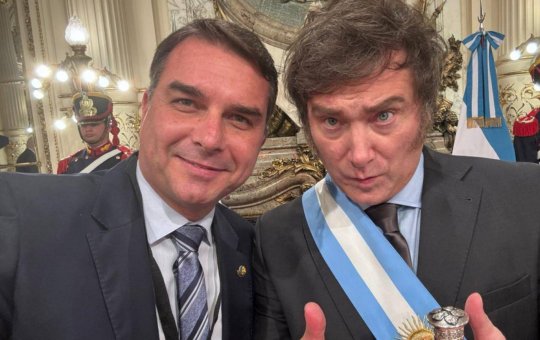 Javier Milei vira alvo de denúncia após participar de evento de Flávio Bolsonaro no Brasil