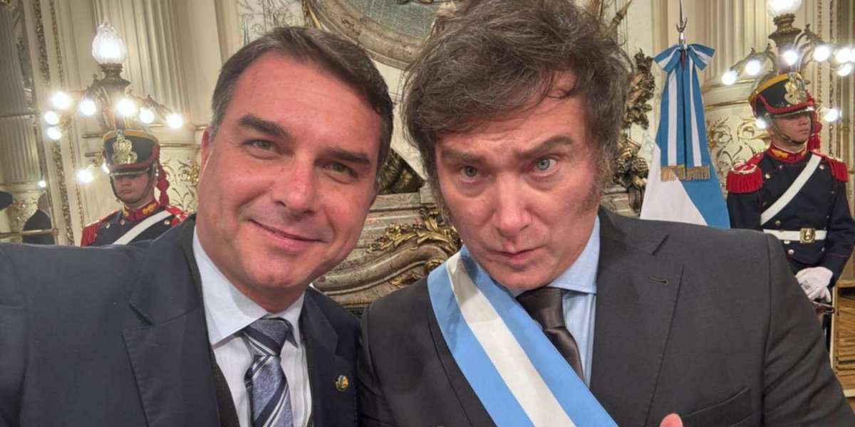 Javier Milei vira alvo de denúncia após participar de evento de Flávio Bolsonaro no Brasil