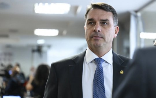 Flávio entrega depoimento por escrito à PF em inquérito sobre suposta calúnia a Lula