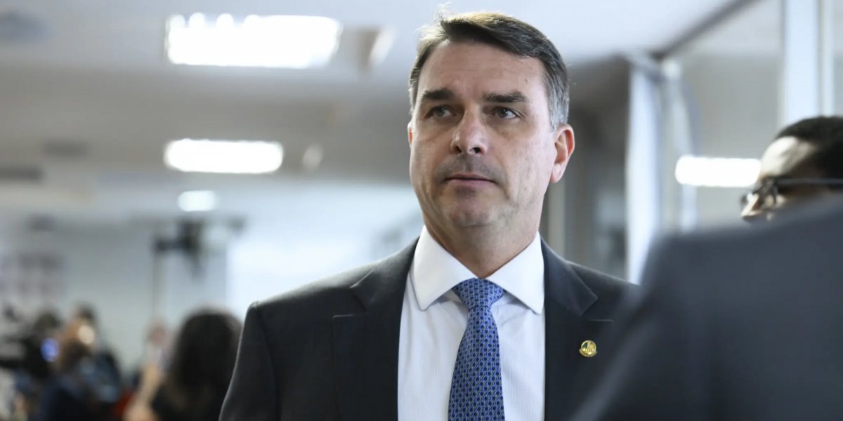 Flávio entrega depoimento por escrito à PF em inquérito sobre suposta calúnia a Lula
