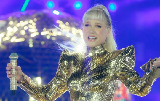 Xuxa ironiza comentários por figurino utilizado em turnê: "Último voo da virilha"