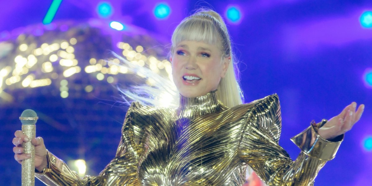 Xuxa ironiza comentários por figurino utilizado em turnê: "Último voo da virilha"