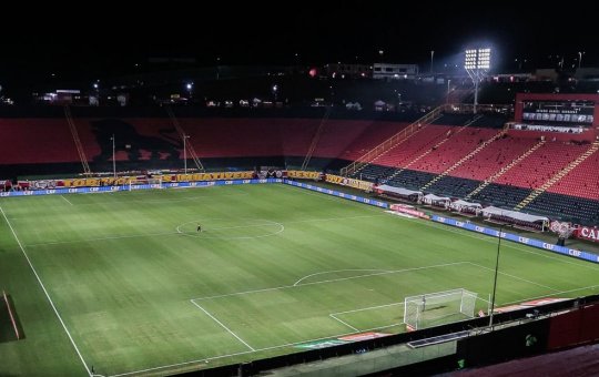 Invicto em casa há seis meses, Vitória recebe o líder Palmeiras no Barradão