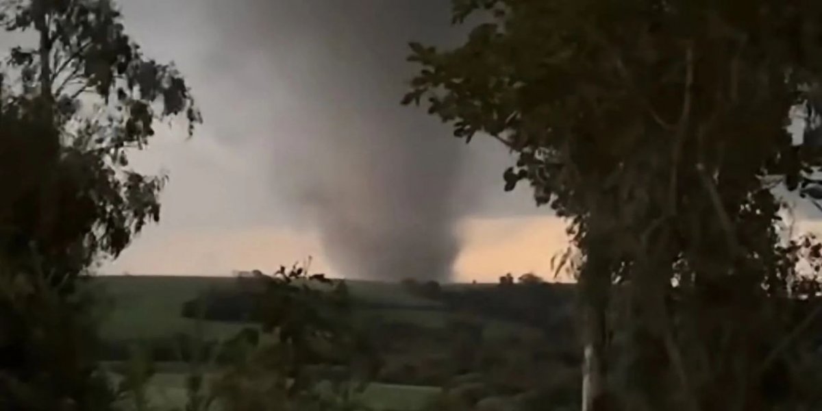 Tornado atinge cidades do RS, destelha casas e provoca estragos durante tempestade