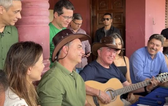 Amado Batista recebe Flávio Bolsonaro e lideranças do PL em fazenda em Goiás