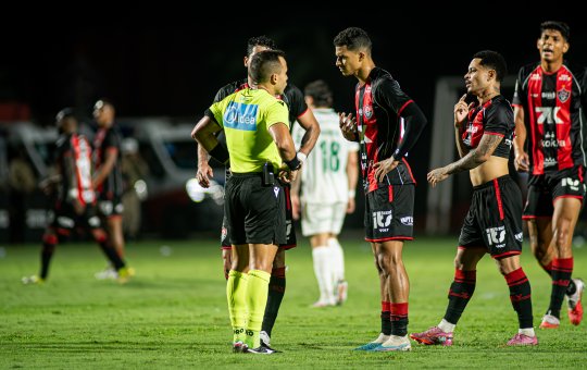 Arbitragem polêmica marca goleada do Palmeiras e fim da invencibilidade do Vitória no Barradão